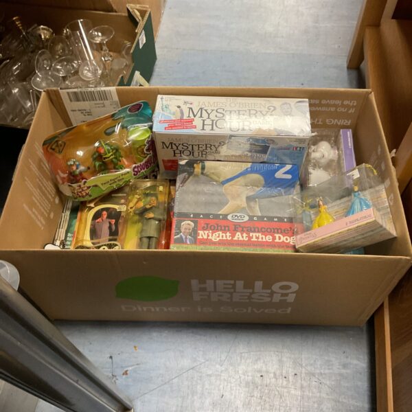 Mixed lot of vintage toys and games including Scooby Doo.