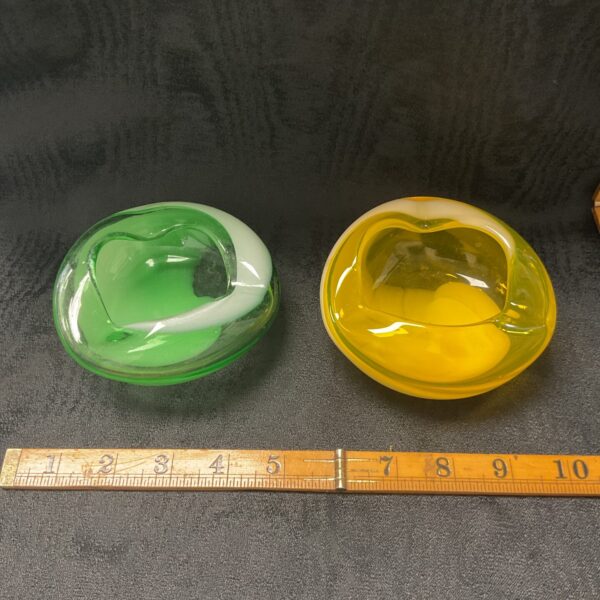 Vibrant green Murano Sommerso bowl, Italian art glass collectible.