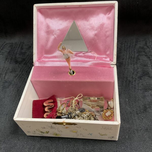 Vintage musical jewellery box with ballerina and included jewellery.