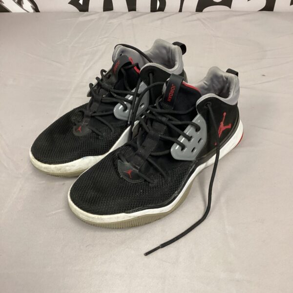 Nike Jordan trainers size 9, athletic footwear.