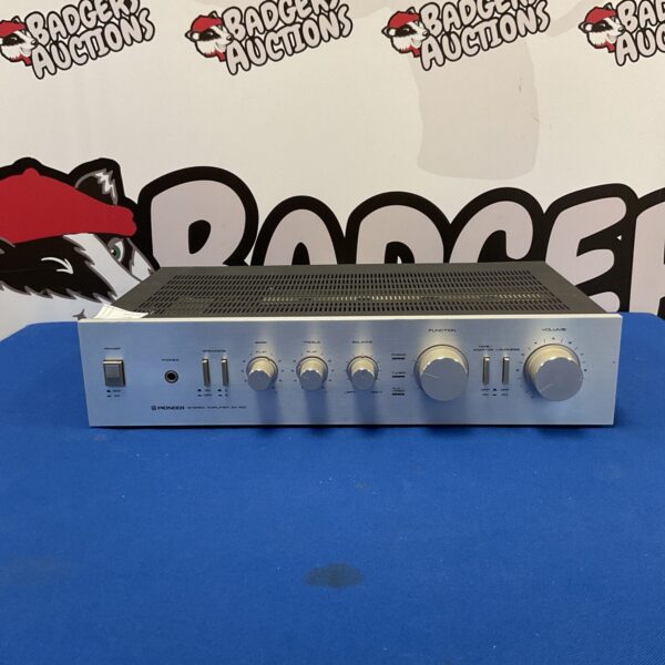 Front view of a vintage Pioneer SA-420 stereo amplifier.