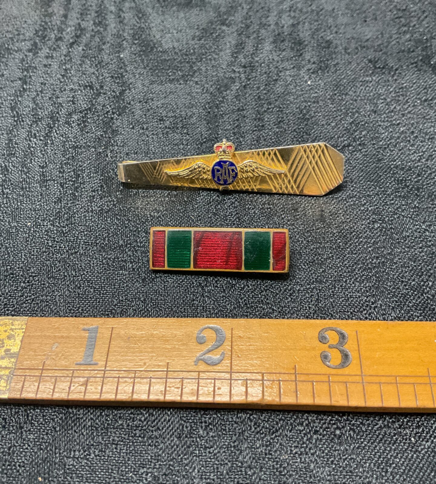 Vintage RAF tie clip and enamel pin badge set.