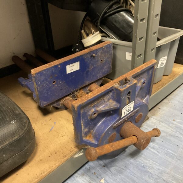 Vintage Record 52.5 bench vice in used condition.