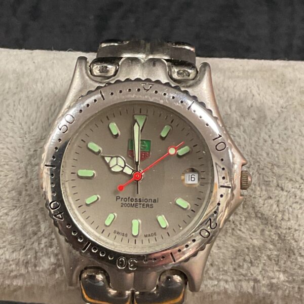 Green dial replica quartz wristwatch with rotating bezel.