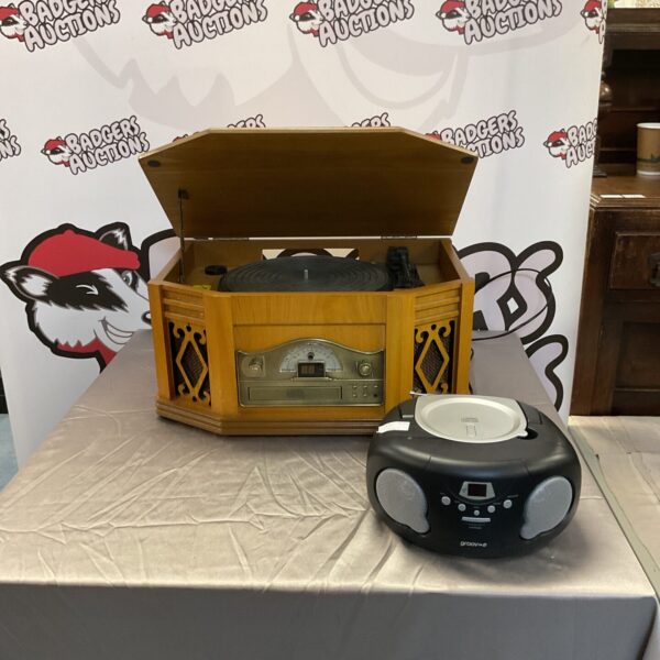 Vintage retro hi-fi system with Groove CD player and turntable.