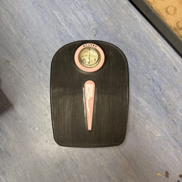 Vintage pink Salter bathroom scales in good condition.