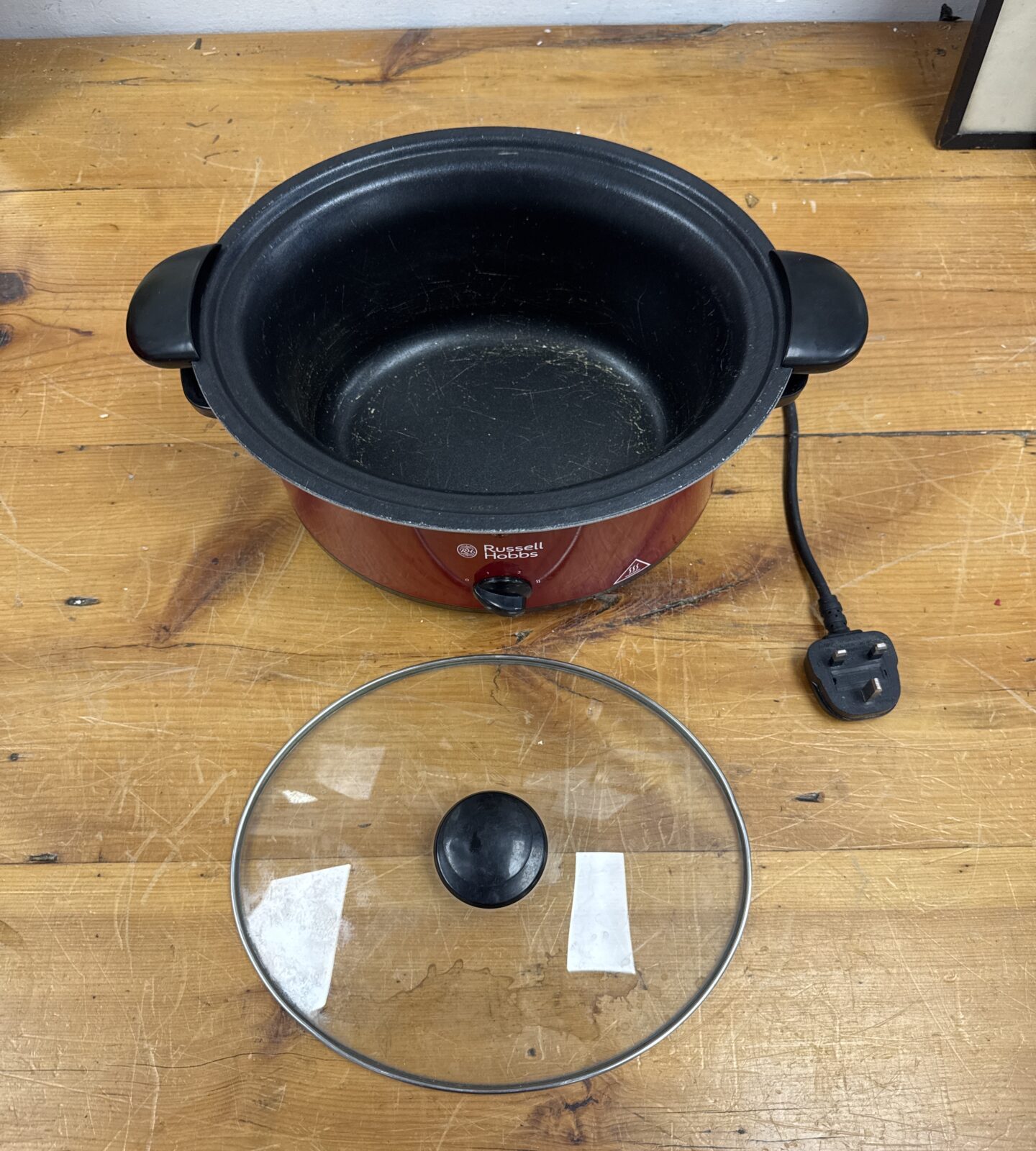 Medium-sized Russell Hobbs slow cooker with ceramic pot and lid.