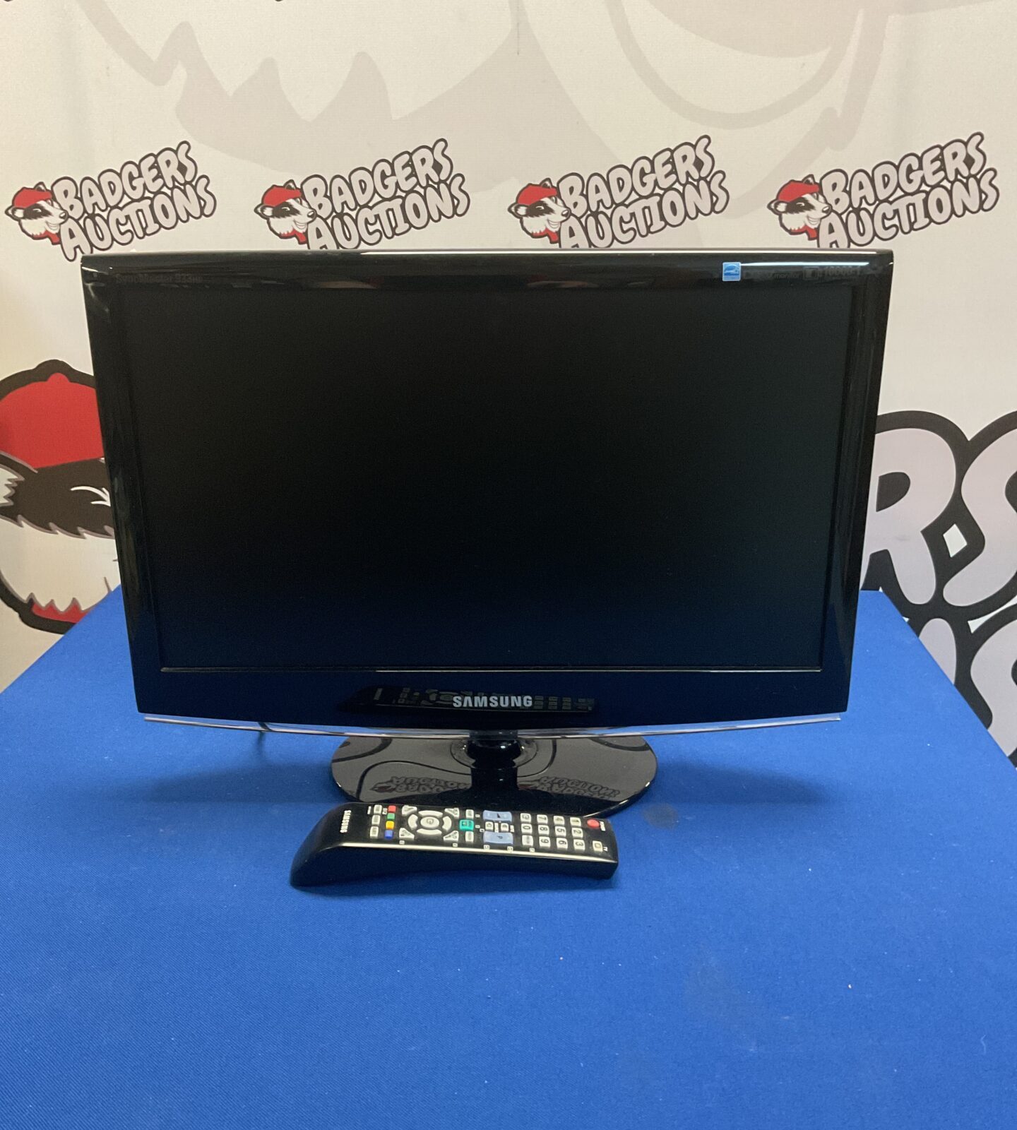 Working Samsung 19 inch LCD television with remote control.