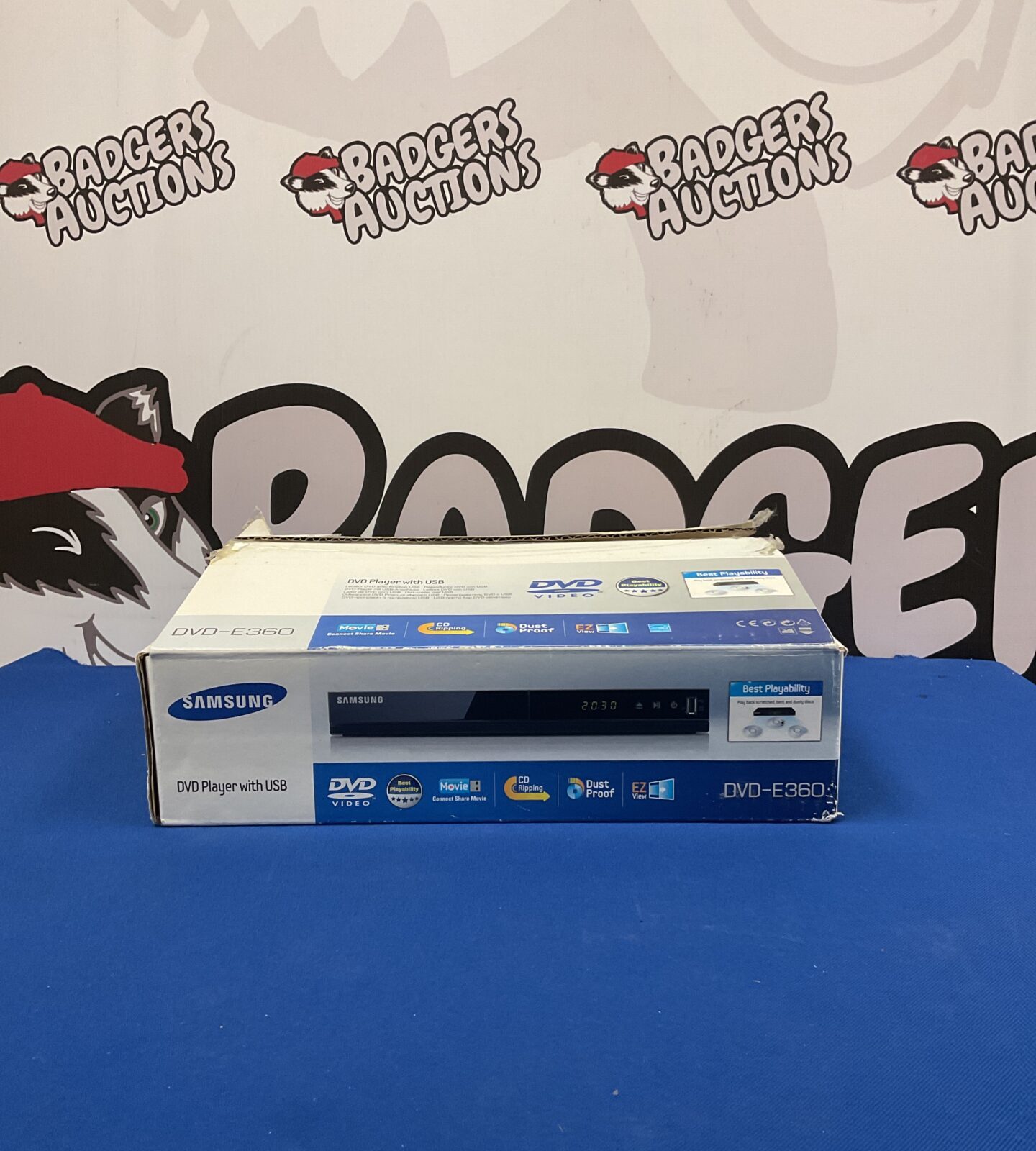 Silver Samsung DVD-E360 DVD player with USB port.