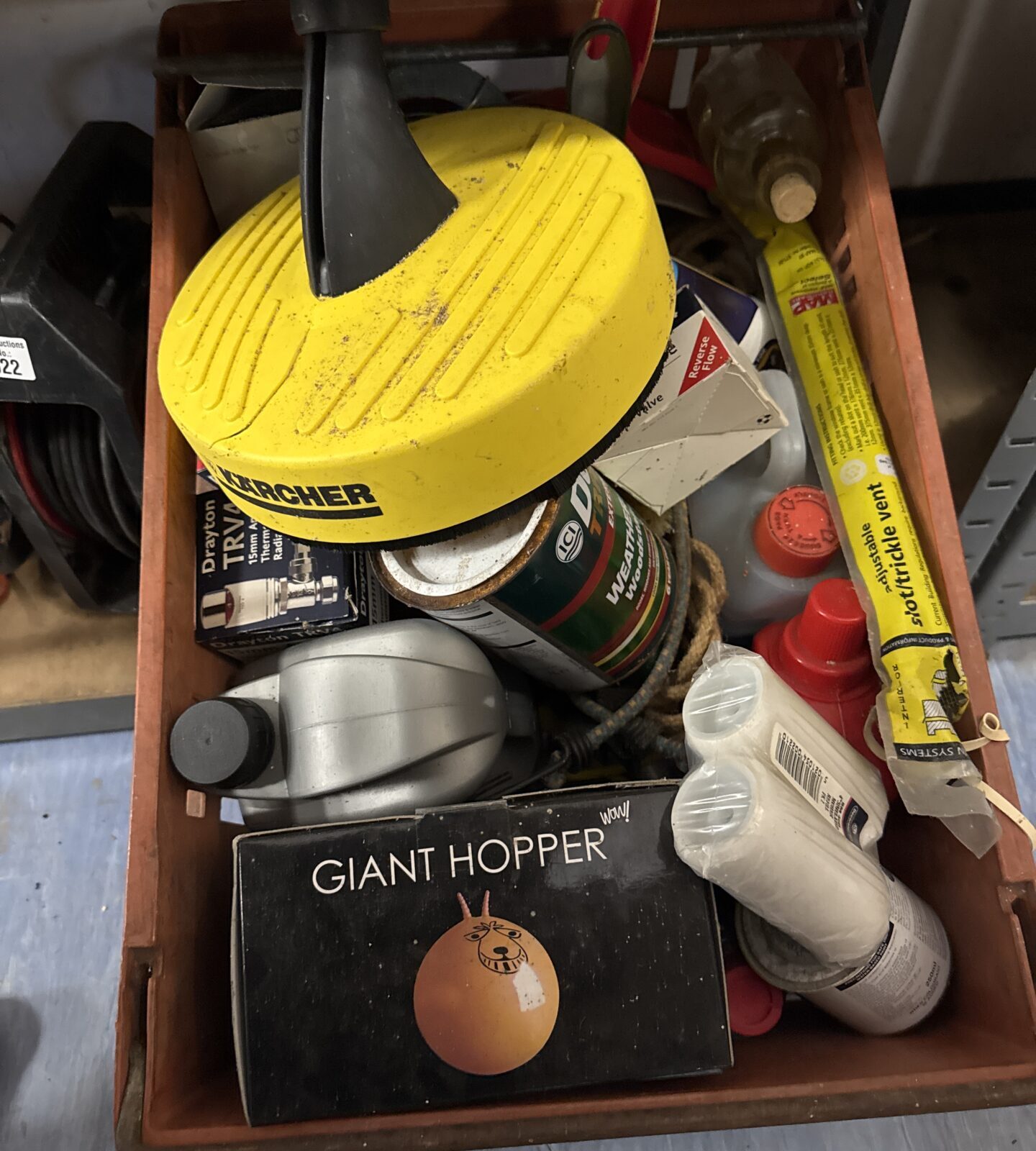 Tray of mixed garden and workshop tools, shed clearance lot.