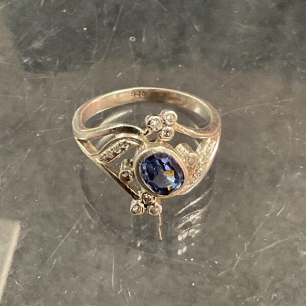 Elegant silver 925 dress ring with a blue gemstone.