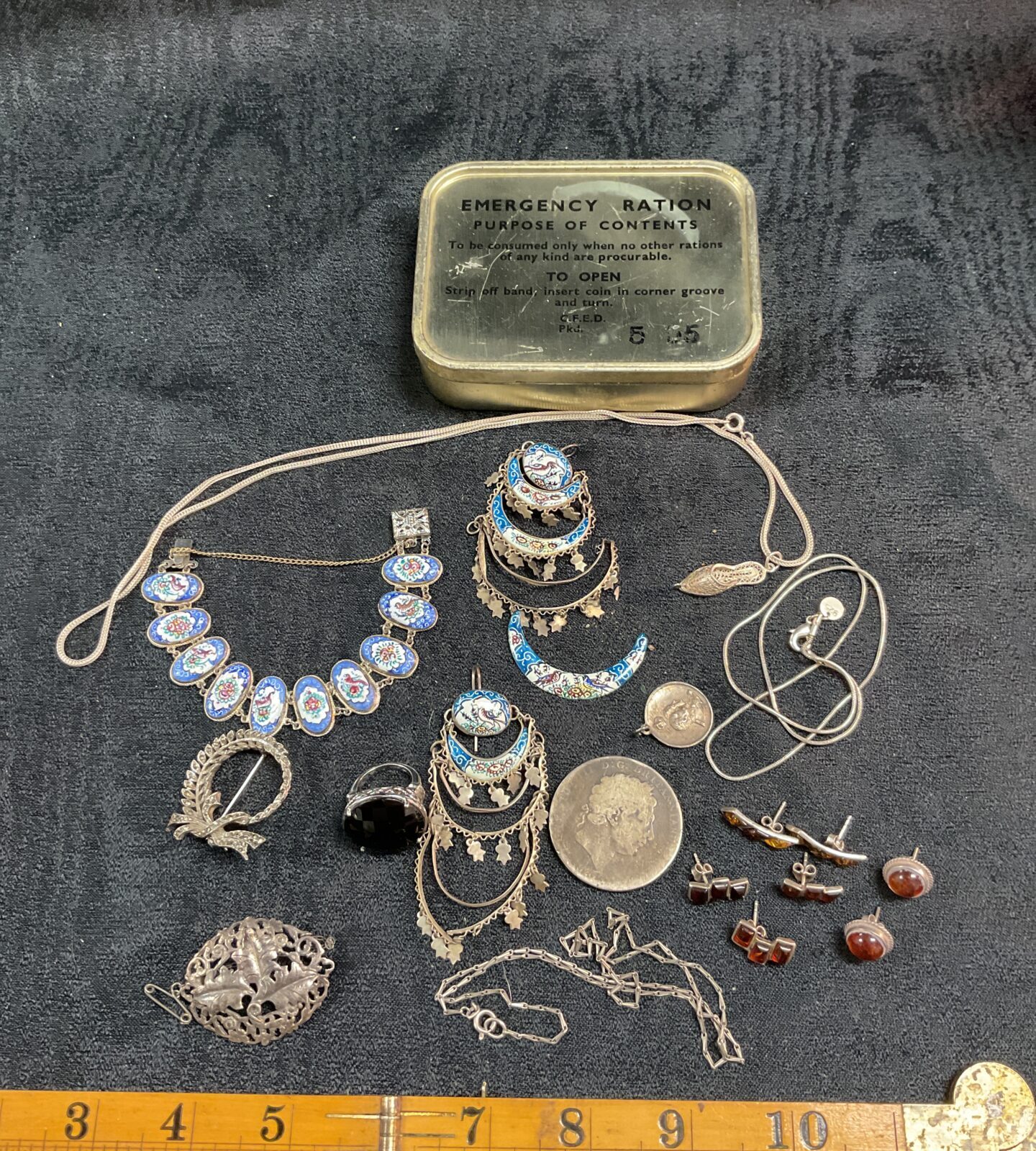 Vintage silver jewellery lot including chain, earrings and ring.