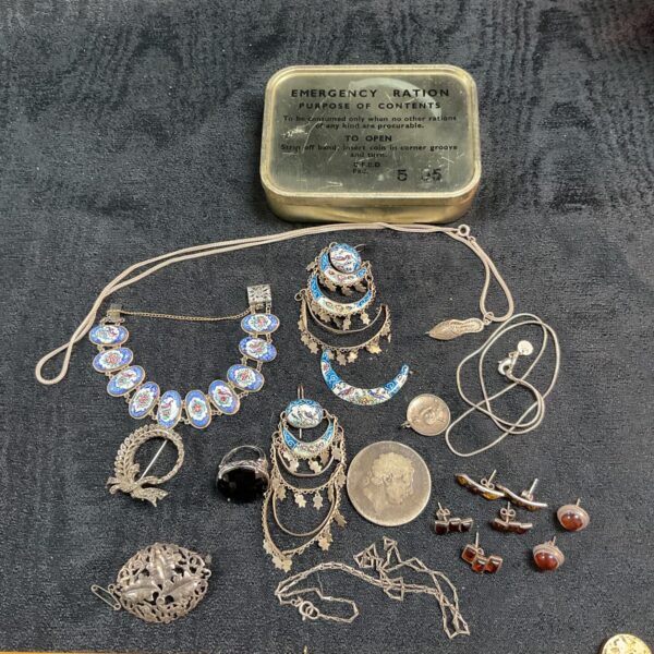 Vintage silver jewellery lot including chain, earrings and ring.