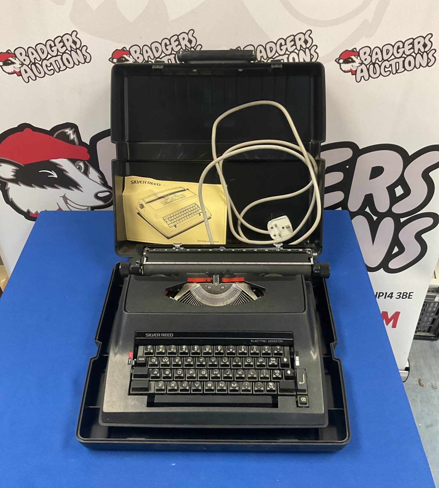 Vintage Silver Reed electric typewriter model 2200 CR in good condition.