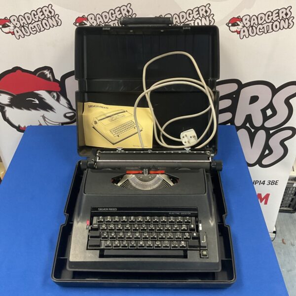 Vintage Silver Reed electric typewriter model 2200 CR in good condition.