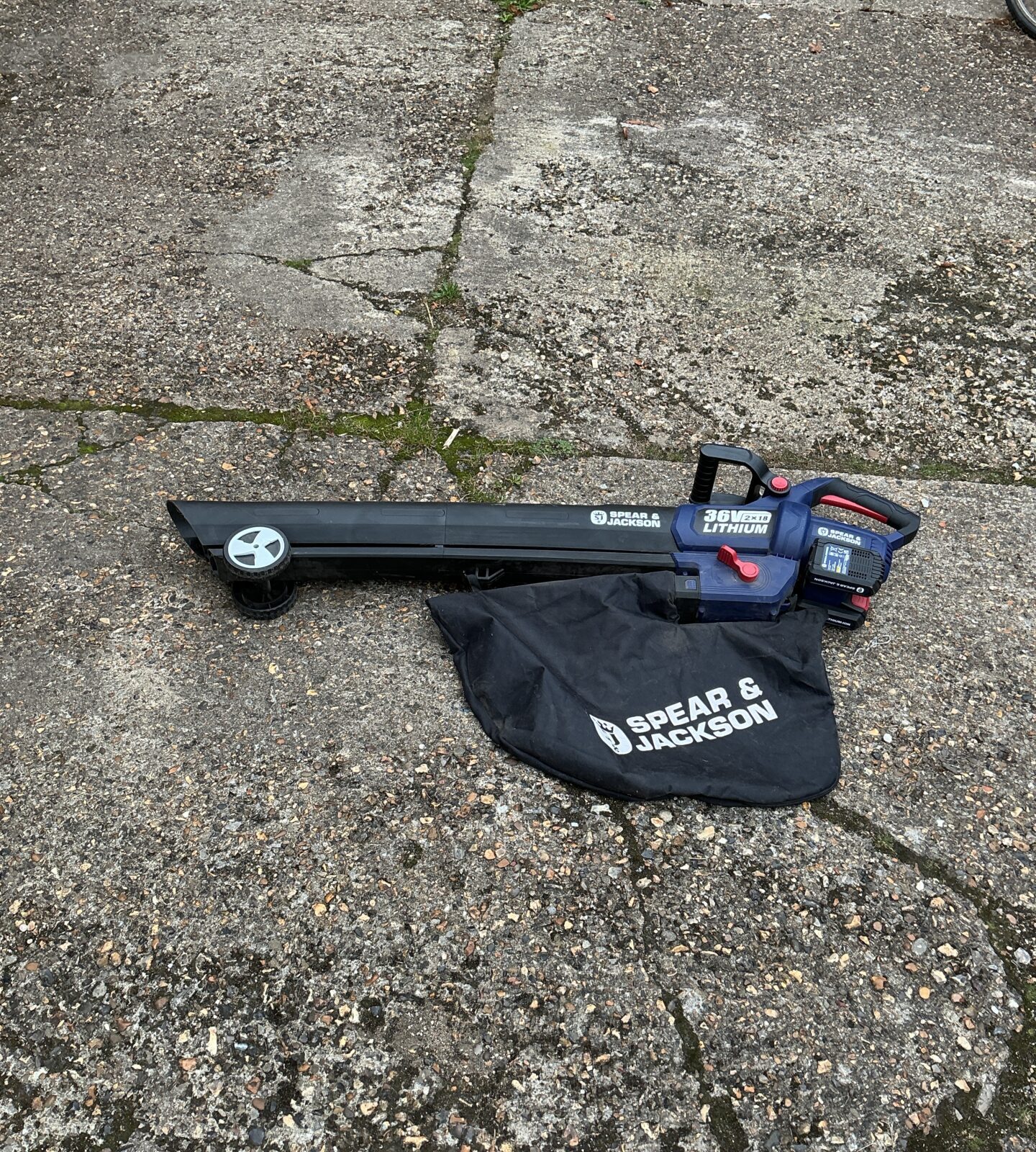 Spear and Jackson cordless garden vac/blower in working condition.