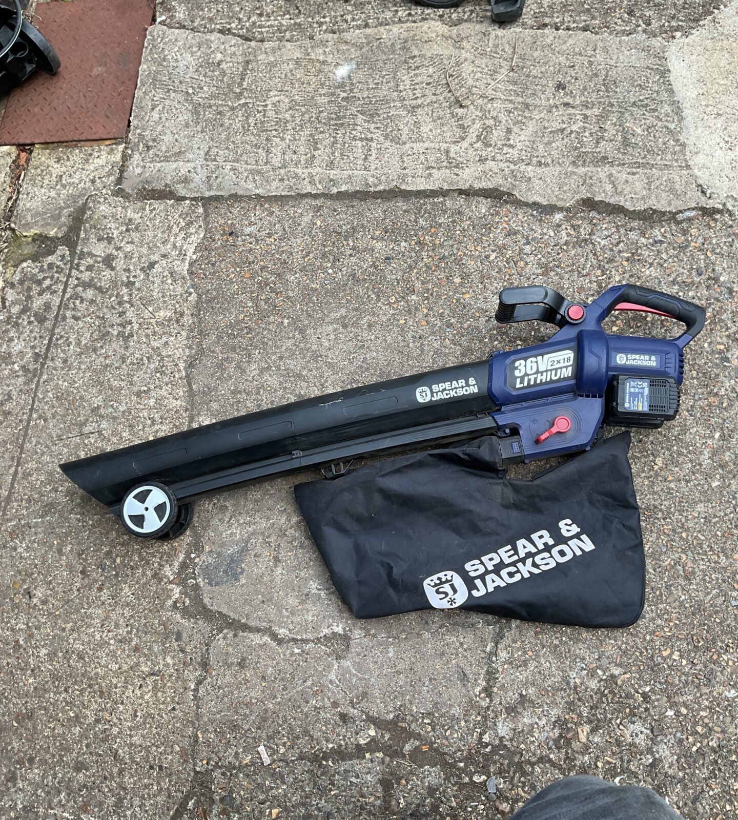 Spear & Jackson 36V cordless garden VAC leaf blower vacuum
