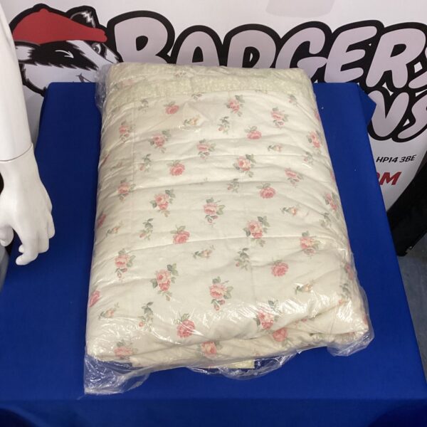 Vintage floral super king quilt in good condition.