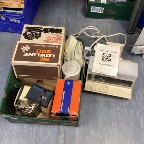 Vintage teasmade, slide projector, and Kenwood slicer/shredder in a mixed lot.