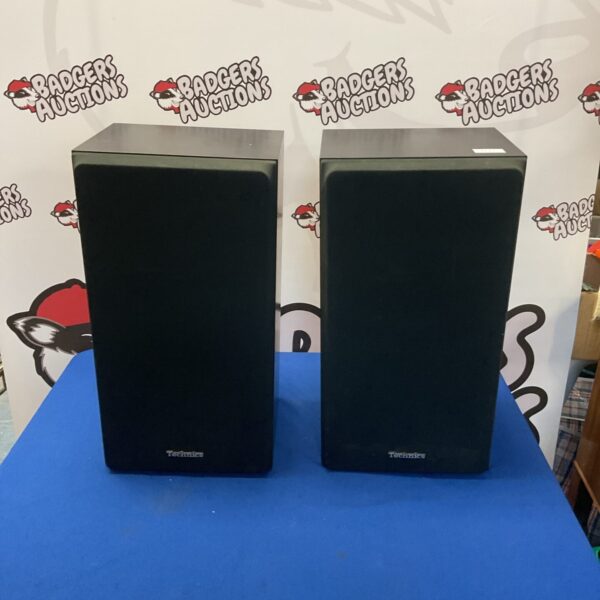 Vintage Technics SB-3110 bookshelf speakers in good condition.