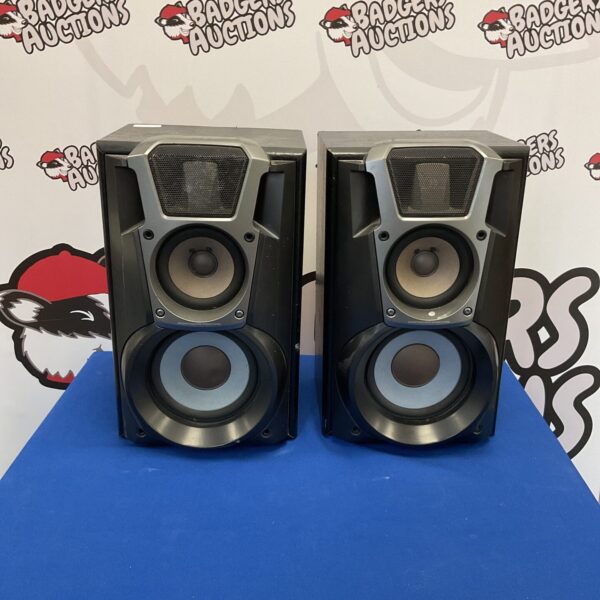 Vintage Technics SB-EH600 bookshelf speakers in good condition.
