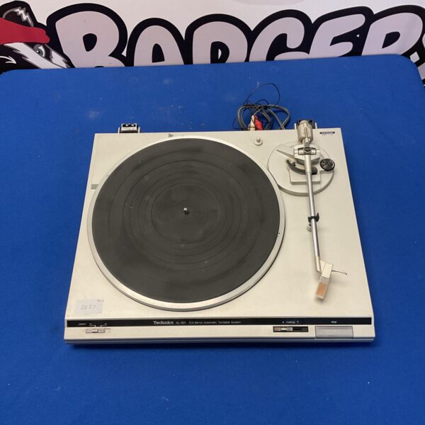 Vintage Technics SL-B21 turntable in good condition.