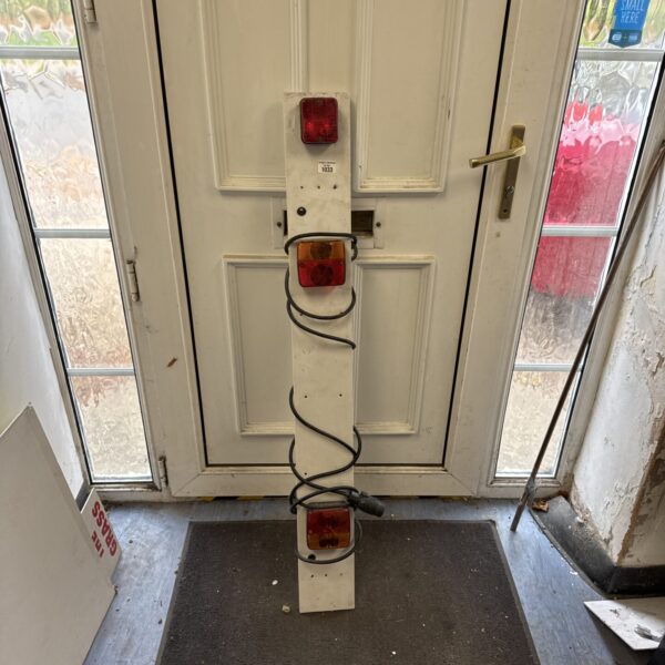 Vertical trailer lightboard with red and amber lights for towing.
