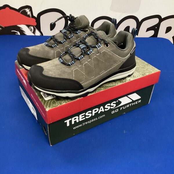New size 9 Trespass hiking shoes for outdoor adventures.