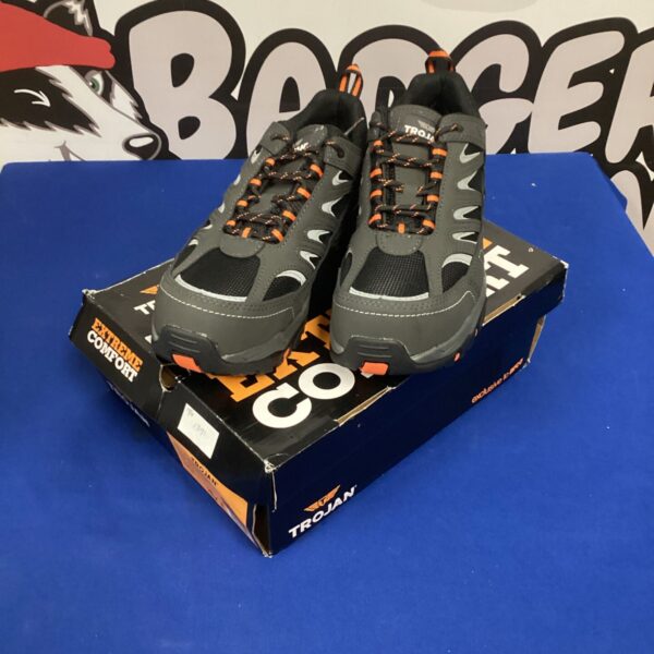 New size 9 Trojan safety shoes in original box.