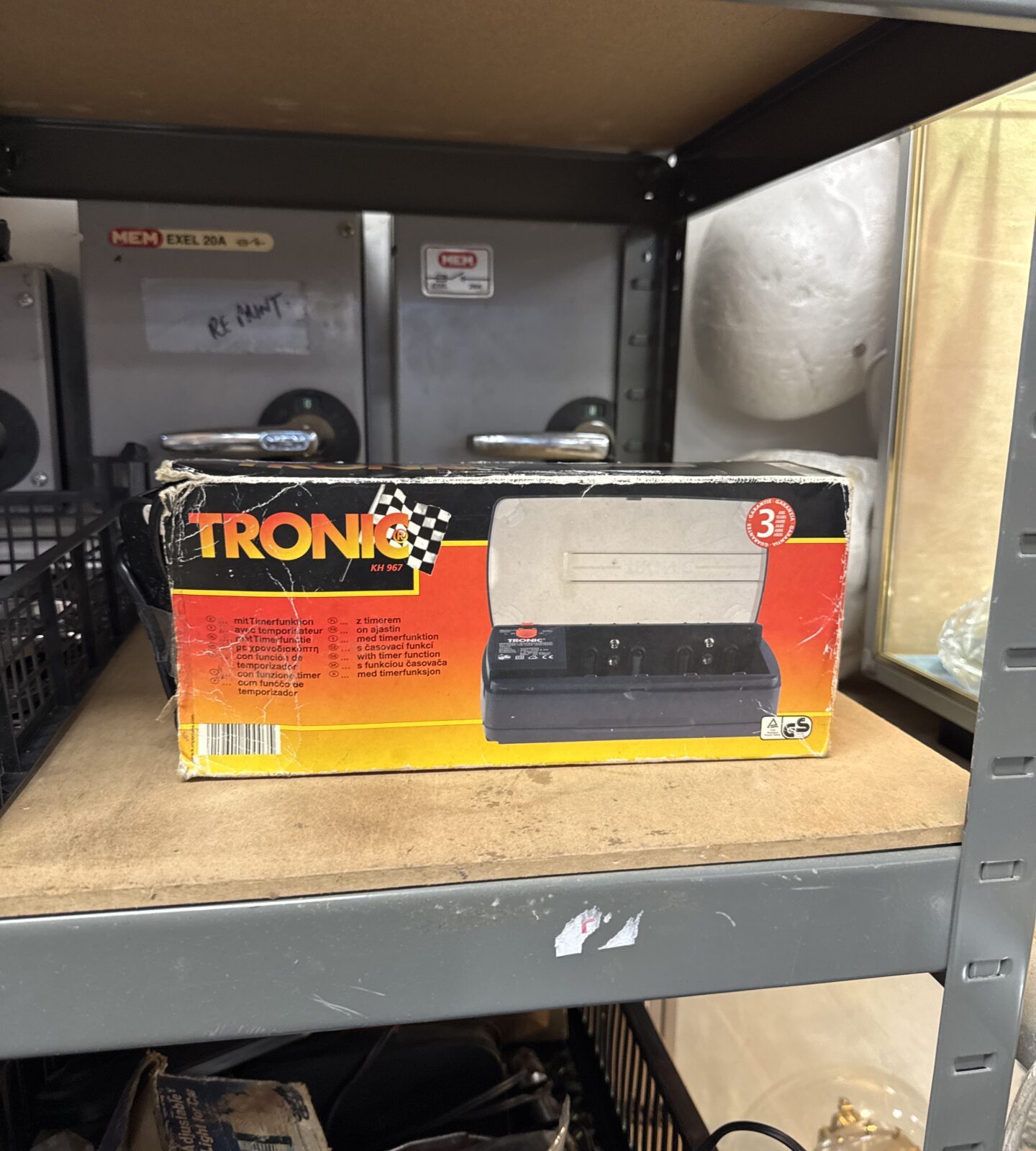 Vintage Tronic kh967 universal battery charger for automotive use.