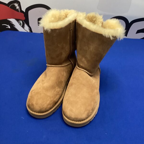New size 5.5 Ugg boots, comfortable sheepskin winter footwear.