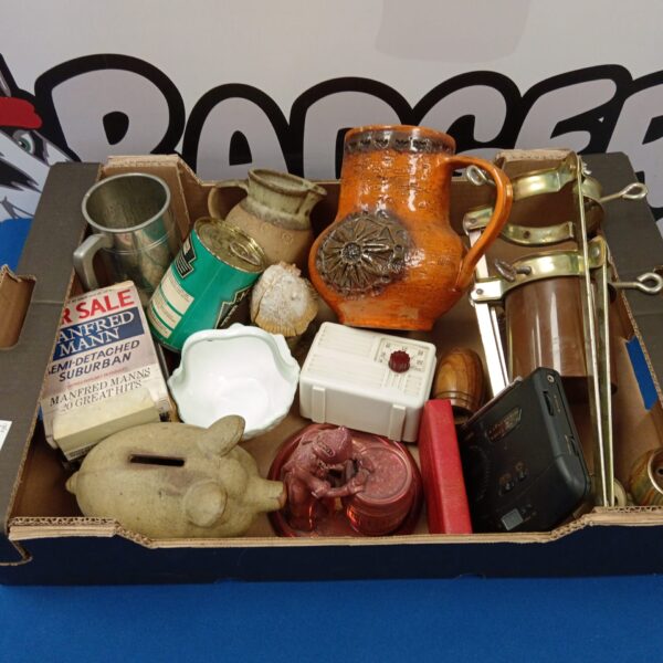 Vintage collectable tray lot with pottery jugs and piggy bank.