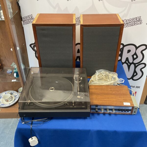 Vintage Dual 522 turntable with amplifier and speakers.