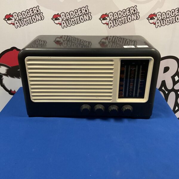 Vintage Ferranti 146 valve radio in good condition.
