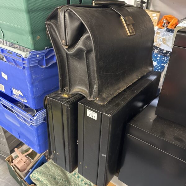 Lot of three vintage leather briefcases in good condition.