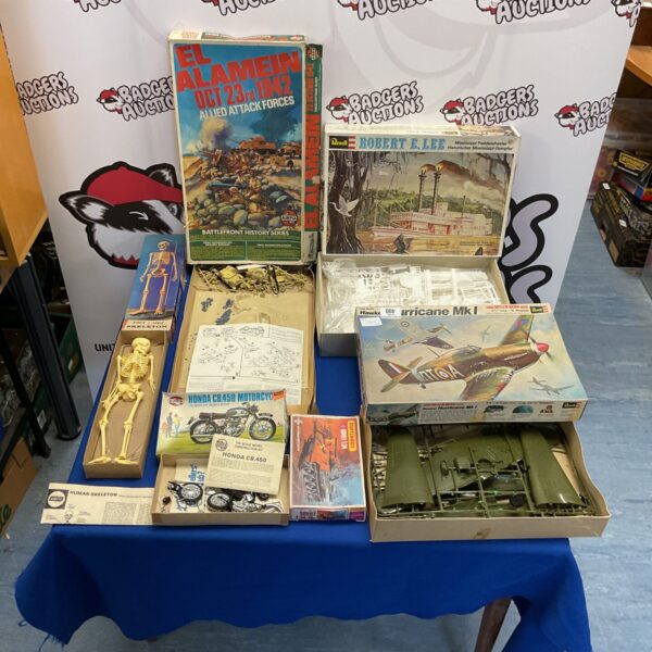 Lot of vintage model kits including Revell and Airfix.