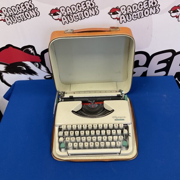 Vintage Olympia Splendid 66 typewriter in good condition.