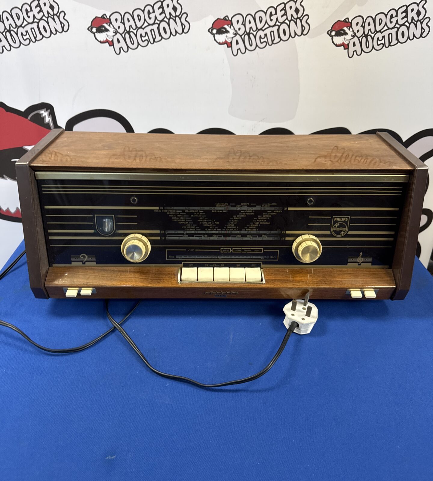 Vintage Philips valve radio in good working condition.
