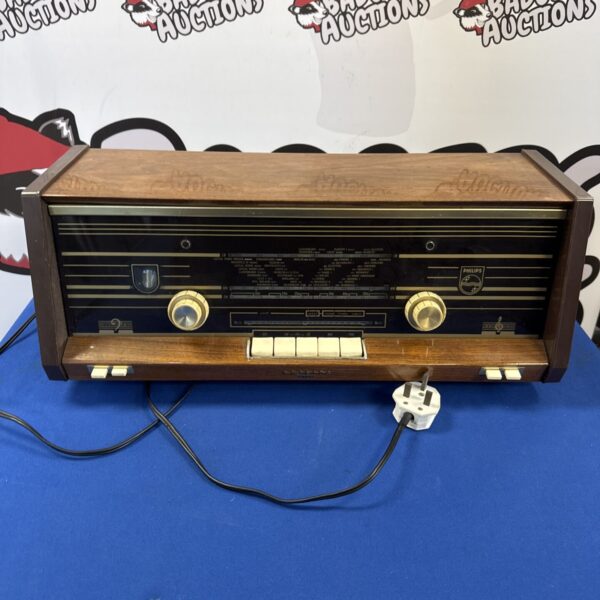 Vintage Philips valve radio in good working condition.