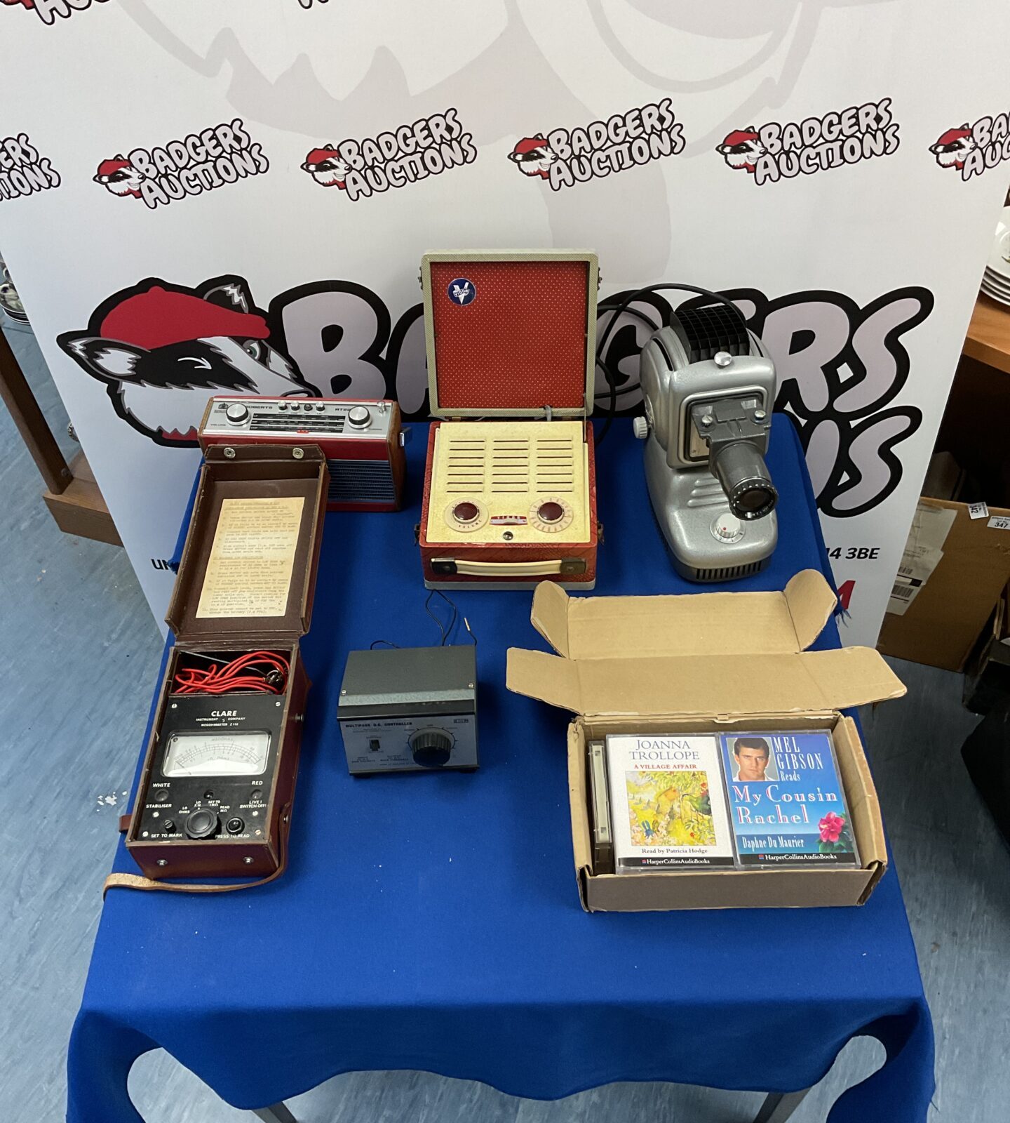 Vintage radio lot featuring a Noris Trumpf 150 projector.