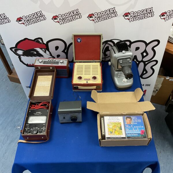 Vintage radio lot featuring a Noris Trumpf 150 projector.