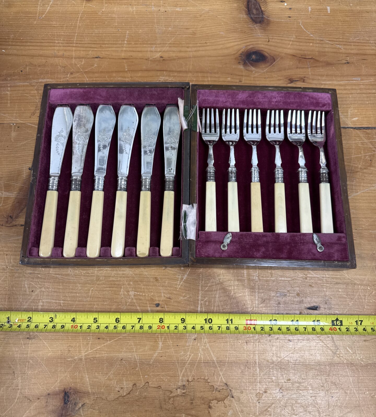 Vintage silver plated fish service set in velvet case.