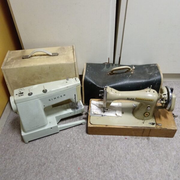 Vintage Singer and Alfa sewing machines in a lot.