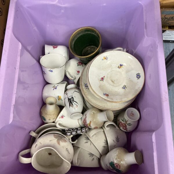 Vintage floral tea cups and saucers in a mixed lot.