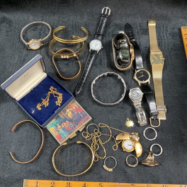 Vintage watch and jewellery lot with mixed metal tones.