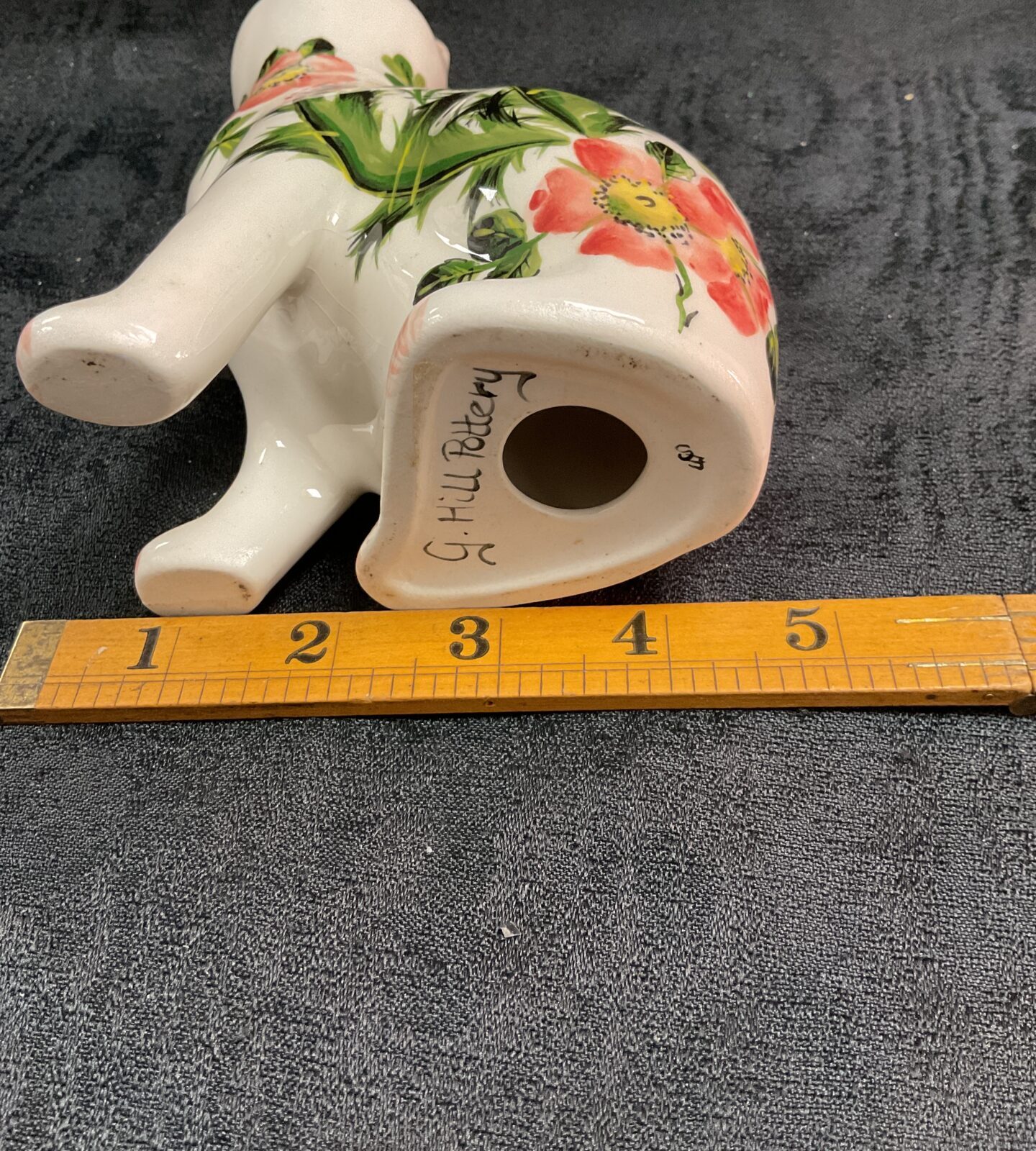Signed base of a Wemyss Pottery cat by Griselda Hill.