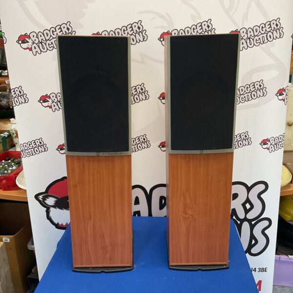 Pair of vintage Wharfedale Diamond 8.3 bookshelf speakers in good condition.