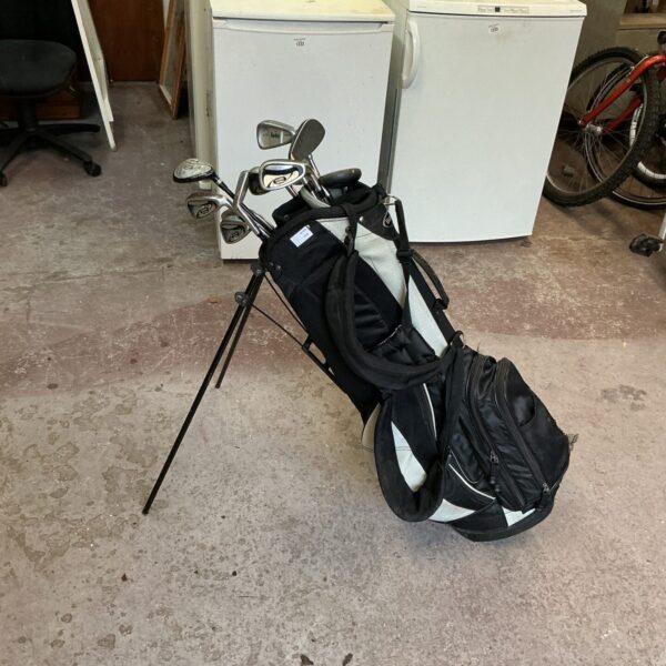 Complete Wilson Ultra golf club set with bag, right-handed.