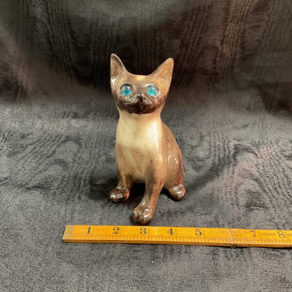 Vintage Winstanley Siamese cat figurine with blue eyes.