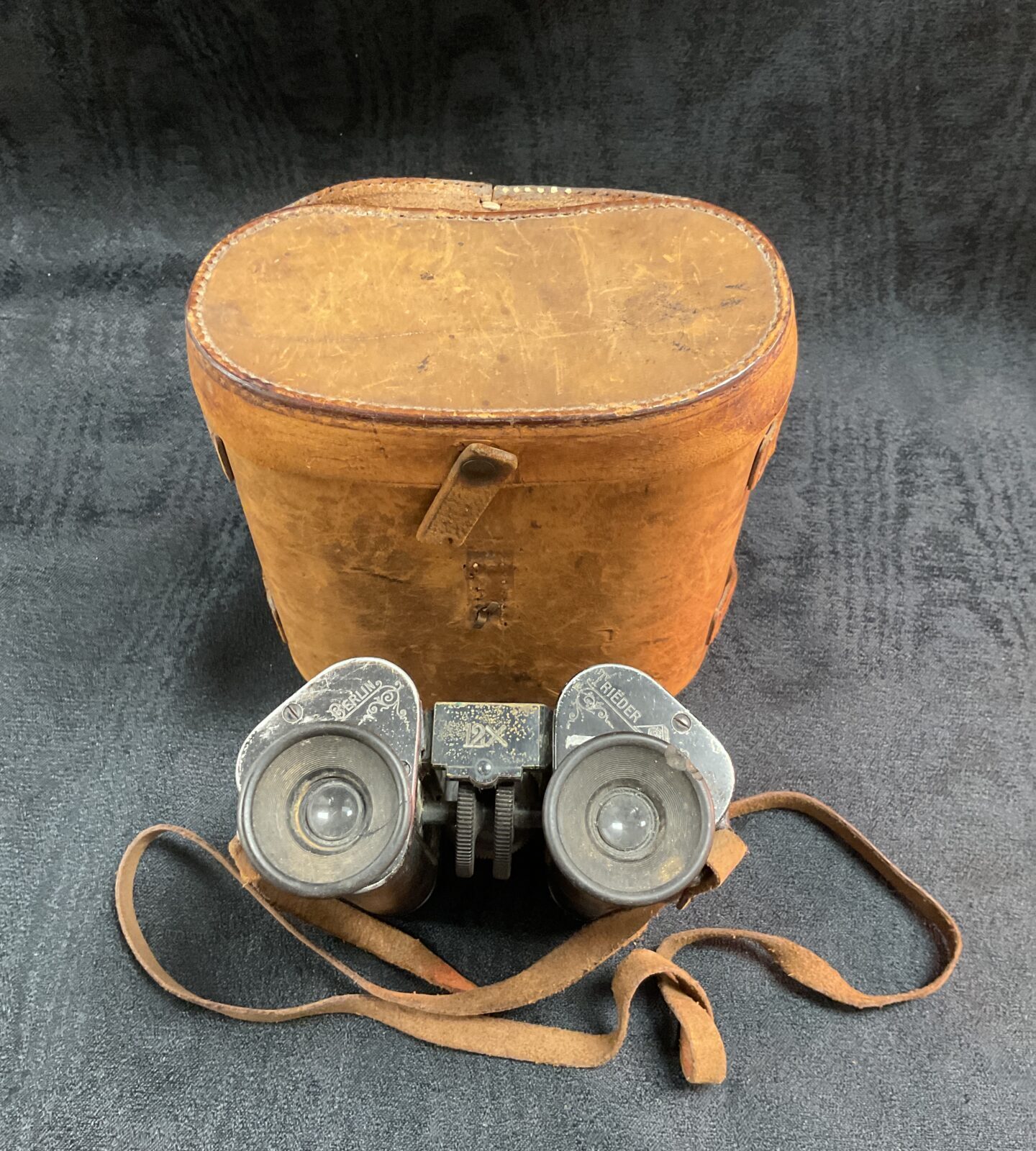 Antique WWI Goerz Berlin binoculars with original leather case.